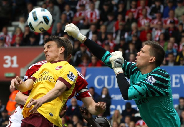 Wojciech Szczęsny (z prawej) błyszczy w kadrze i w Arsenalu. &nbsp; /AFP
