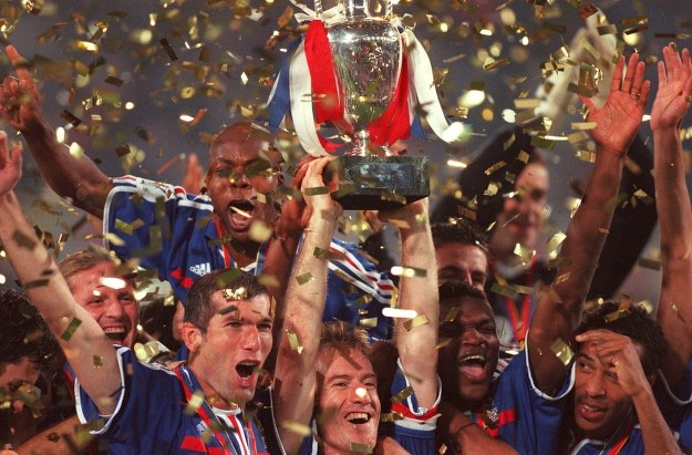 Piłkarze reprezentacji Francji fetują zdobycie mistrzostwa Europy w 2000 r. /Getty Images/Flash Press Media