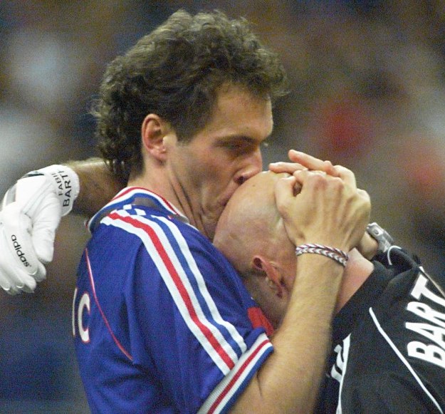 Laurent Blanc całuje Fabiena Bartheza kilka chwil po zakończeniu finału MŚ w 1998 roku. Francja wygrała 3-0 z Brazylią /AFP