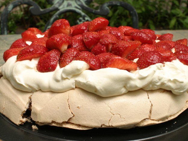 Pavlova z truskawkami z pewnością zdobędzie uznanie biesiadników &nbsp; /The New York Times