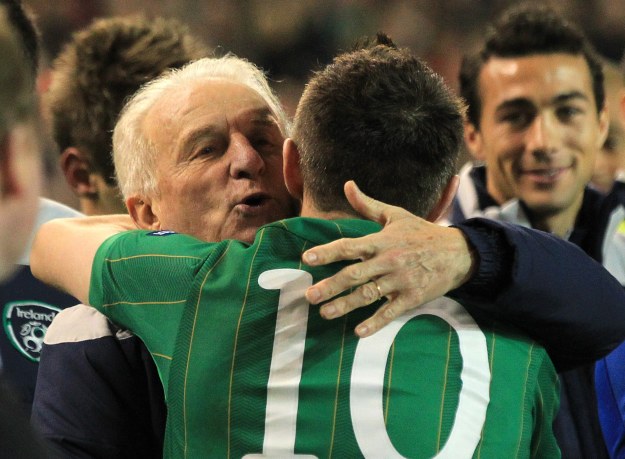 &nbsp; Giovanni Trapattoni i gratulujący mu Robbie Keane /AFP
