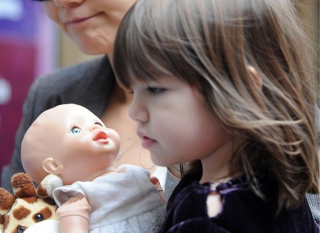 Buty małej Suri Cruise wzbudziły grozę pośród ortopedów /AFP