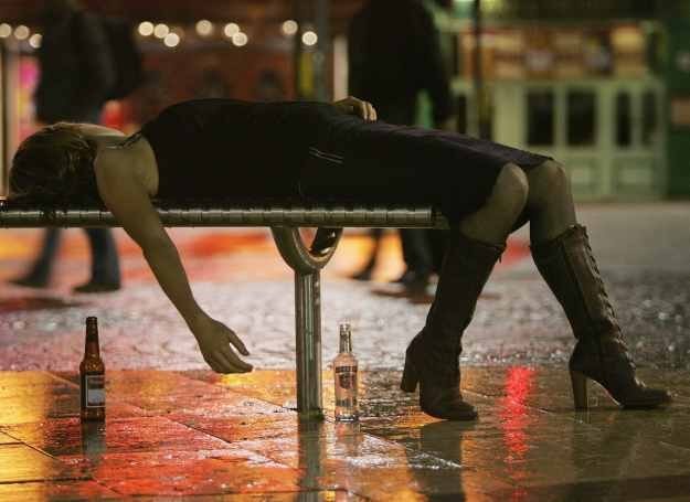 Co takiego spowodowało zwiększenie się liczby kobiet uzależnionych od alkoholu? /Getty Images/Flash Press Media
