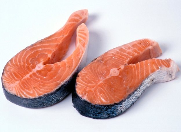 W kwasy tłuszczowe omega-3 są szczególnie bogate łosoś, makrela i tuńczyk 