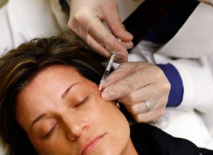 Zabiegi mało inwazyjne, gdzie do skóry podaje się m.in. botox można wykonywać co kilka miesięcy /Getty Images/Flash Press Media