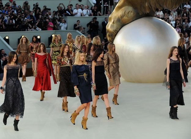 Pokaz kolekcji zima 2011 domu mody Chanel /Getty Images/Flash Press Media