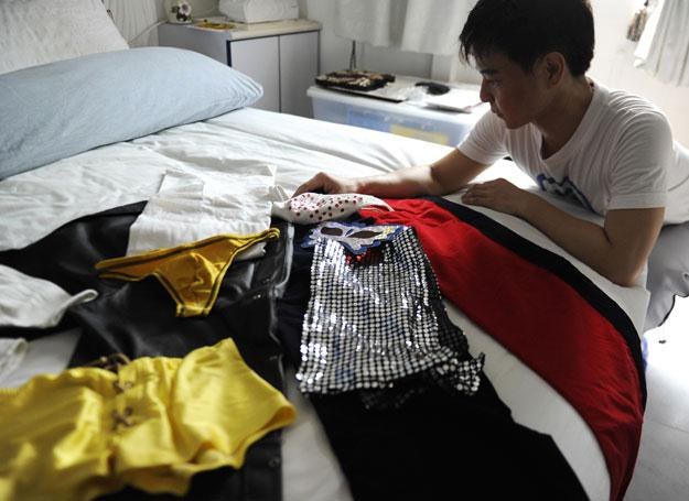 Bryan Tan i jego kostiumy /AFP