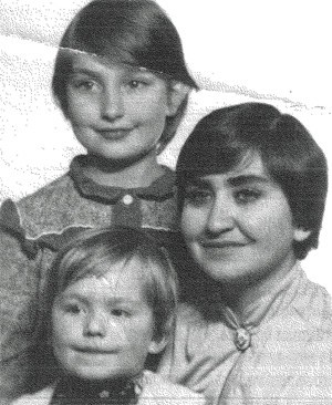 Ewa Juszko-Pałubska z dziećmi. 1984 r. _ archiwum rodzinne /INTERIA.PL