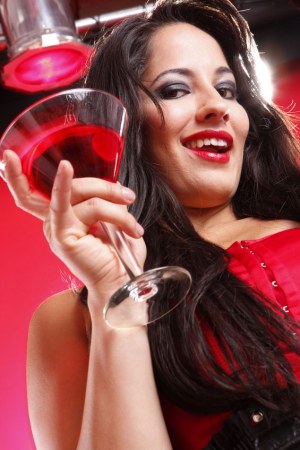 Dla wątroby zdrowiej jest pozwolić sobie na więcej alkoholu raz w tygodniu czy miesiącu niż codziennie, małe ilości /&copy; Panthermedia
