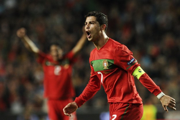 Cristiano Ronaldo i jego koledzy z Portugalii opanują Opalenicę. /AFP