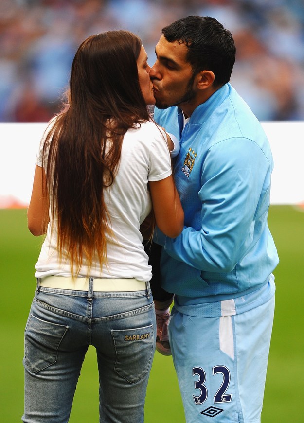 Carlos Tevez całuje małżonkę po meczu Manchesteru City