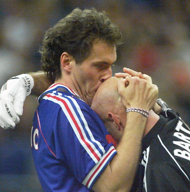 Laurent Blanc całujący "łysinę" Fabiena Bartheza na mundialu w 1998 roku