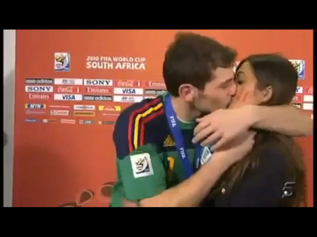 Ikre Casillas całuje Sarę Carbonero przed kamerami hiszpańskiej TV