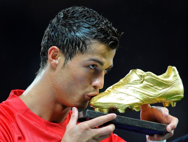 Cristiano Ronaldo całuje Złotego Buta, nagrodę dla najlepszego strzelca