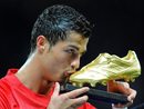 Cristiano Ronaldo całuje Złotego Buta, nagrodę dla najlepszego strzelca