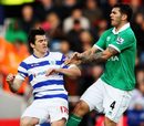 Joey Barton z QPR w starciu z Bradleyem Johnsonem