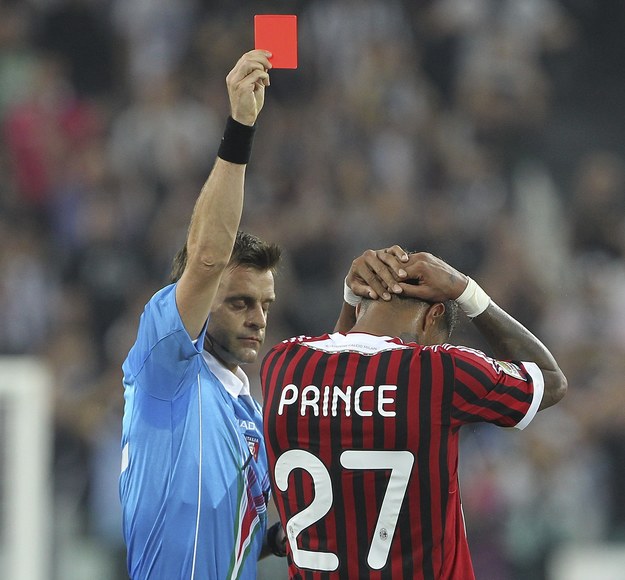 Kevin-Prince Boateng z Milanu nie może uwierzyć, że otrzymał właśnie kolejną kartkę