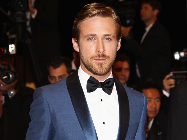 Aktor Ryan Gosling wie, jak na czerwonym dywanie zrobić piorunujące wrażenie /Getty Images/Flash Press Media