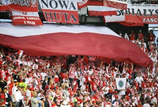 Reprezentacja jest ostatnią rzeczą łączącą polski futbol ze światem. /AFP