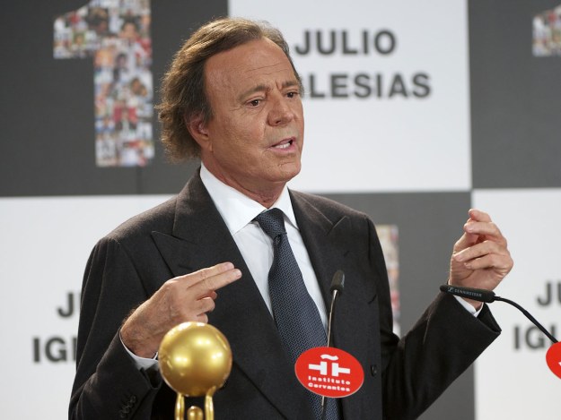 Julio Iglesias o mały włos, zamiast na scenie, spędziłby życie na murawie /Getty Images/Flash Press Media