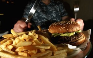 Amerykańscy restauratorzy próbują zmniejszać porcje, by ograniczyć odpadki /Getty Images/Flash Press Media