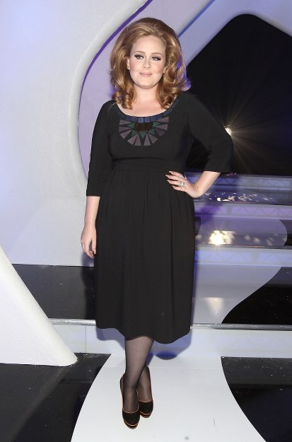 Adele podczas występów prezentuje się zawsze bardzo elegancko /Getty Images/Flash Press Media
