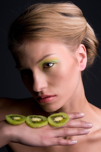 Makijaż w kolorze kiwi? Tak! /&copy; Panthermedia
