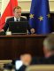 Nalepka z loginem i hasłem na laptopie premiera