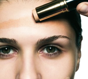 Odcień powinien idealnie stapiać się z naturalnym kolorem skóry /materiały prasowe