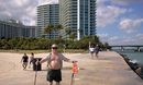 Lech Wałęsa na plaży w Miami