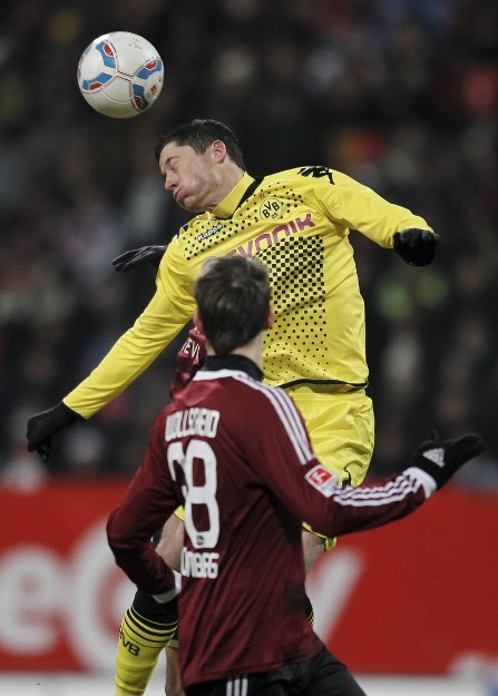 &nbsp; Robert Lewandowski dobry jest również w walce o górne piłki. /AFP