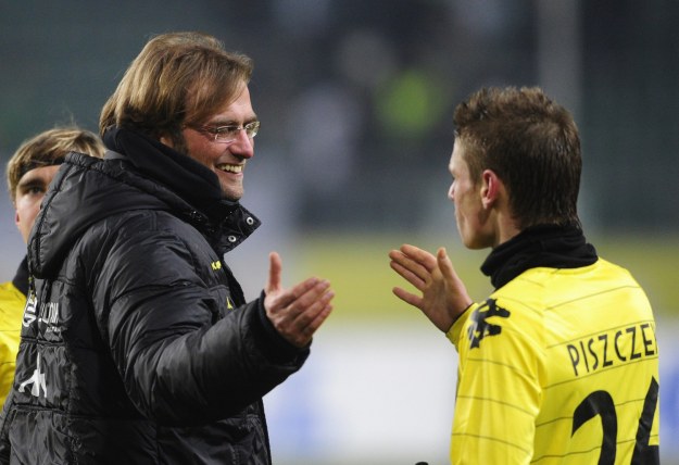 Juergen Klopp, trener Borussi Dortmund broni Łukasza Piszczka przed atakami polskich mediów. /AFP