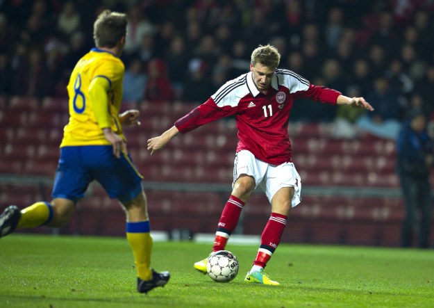 Nicklas Bendtner (przy piłce) /AFP