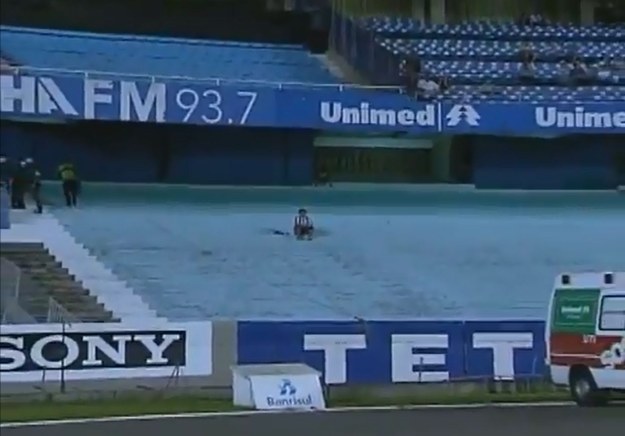 Samotny fan Santa Cruz dzielnie dopingował swoją drużynę na stadionie Gremio /YouTube