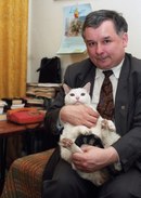 Jarosław Kaczyński w 1997 roku - z kotem Busiem.
