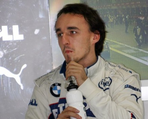 Robert Kubica wypija w trakcie wyścigu co najmniej pół litra wody ze smakiem /AFP
