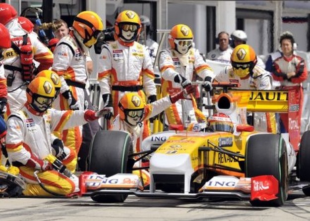 Fernando Alonso liczy na dobry występ przed własną publicznością w Walencji /AFP