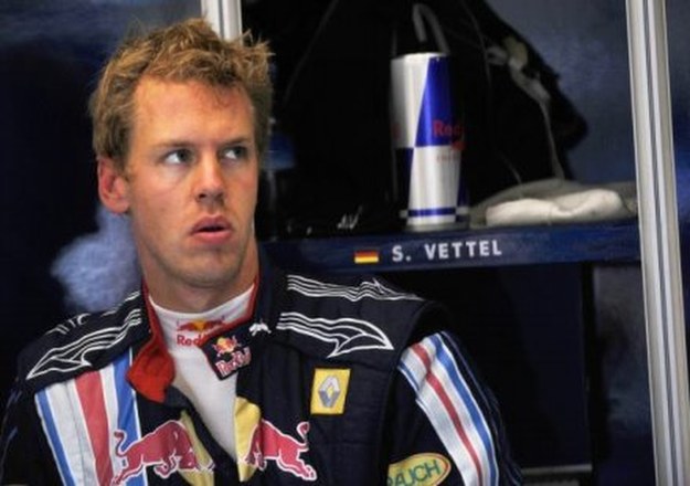 Vettel z niepokojem patrzy w przyszłość. Jego teamowi może zabraknąć silników /AFP