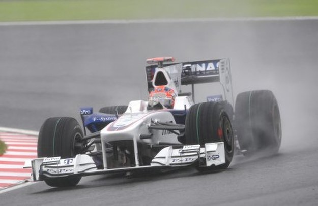 Robert Kubica podczas deszczowego treningu /AFP