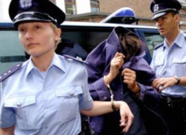 Żona belgijskiego seryjnego zabójcy-pedofila, Michela Fournireta, przed jedną z rozpraw sądowych /INTERIA.PL