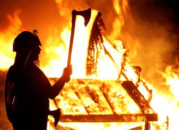 Uczestnik festiwalu na tle płonącej łodzi. Lerwick, 29 stycznia 2008 /AFP