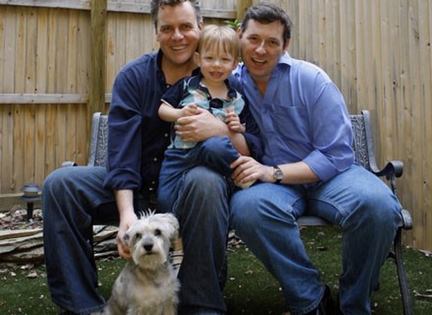 Jeffrey (z prawej) i Chris z synem Henrym Hiettiko-Parsons w swoim ogrodzie. Nowy Jork, 1 maja 2008 /AFP