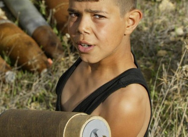 Ibrahim pomaga ojcu w pracy oczyszczania ich wioski z niewypałów. Kunin (Liban), 2006 rok /AFP