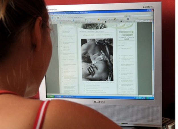 Na zdjęciu: klientka kafejki internetowej przegląda strony wortalu szansaspotkania.net. Warszawa, 31 /AFP
