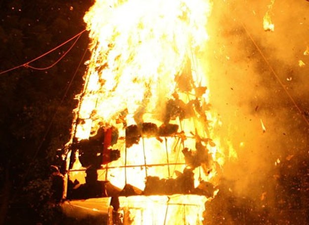 Kilka dni temu 75-letnia kobieta rzuciła się na stos pogrzebowy swojego męża... /AFP