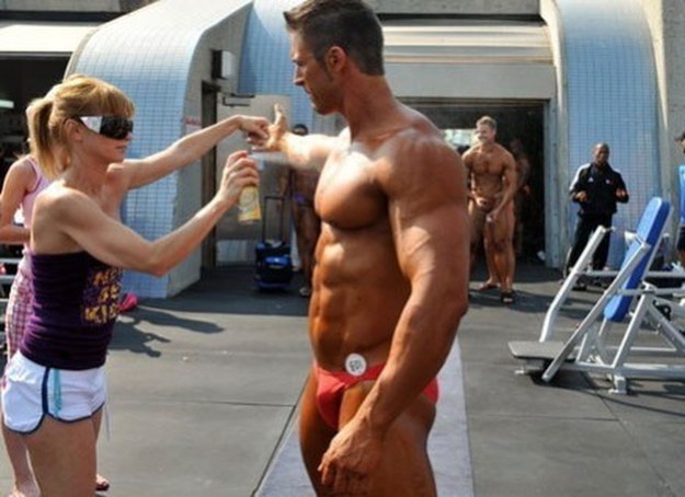 Na zdjęciu: kulturysta przygotowuje się do zawodów na słynnej Venice Beach w Kalifornii, lipiec 2008 /AFP