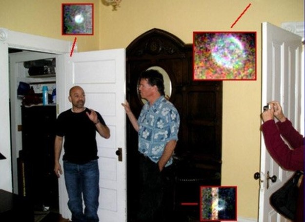 Badacze zjawisk paranormalnych w nawiedzonym domu /Archiwum