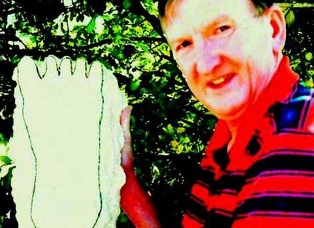Rex Gilroy z gipsowym odlewem odcisku stopy yowie /MWMedia