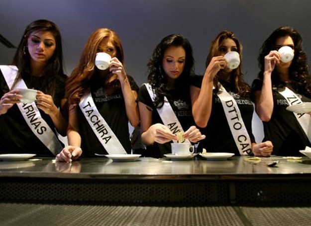 Na zdjęciu kawę piją uczestniczki konkursu Miss Wenezueli, wrzesień 2009 /AFP