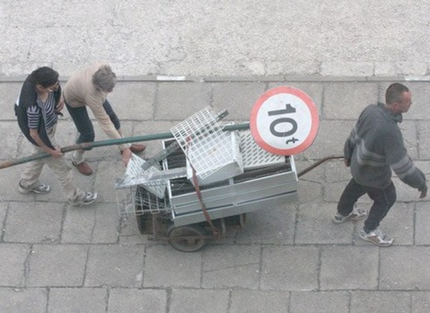 Na zdj. Złomiarze odwieźli znak drogowy do skupu złomu, który go przyjął. /East News